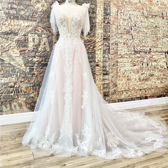 Size 10 Wedding Dress, never been worn or altered! - Picture 2 of 3